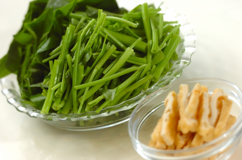 シャキシャキ空心菜と油揚げのみそ汁の下準備1