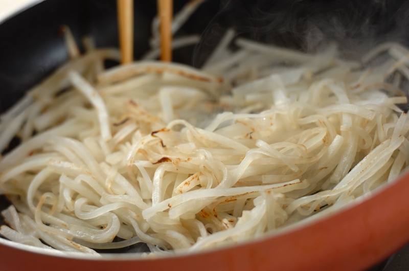 大根とツナの炒め物の作り方1