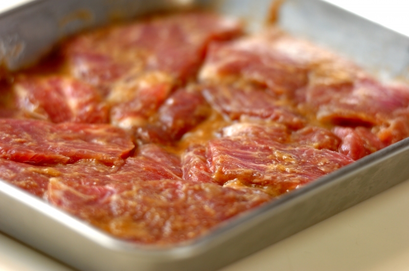 豚肉のニンニクみそ焼きの下準備1