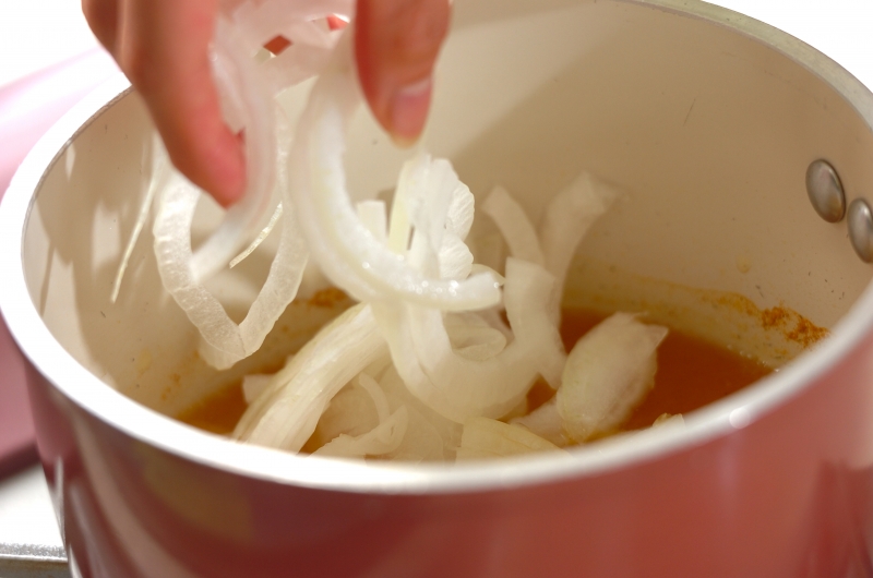 玉ねぎを丸ごと使った カレーマリネ 大量消費にも by山下 和美さんの作り方1