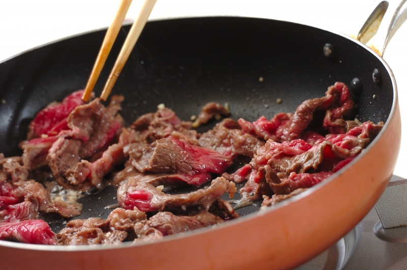 牛肉とコーンのガリバタ炒めの作り方1