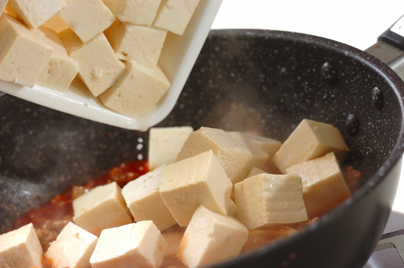 豚ひき肉と豆腐のチリソース、卵あえの作り方2