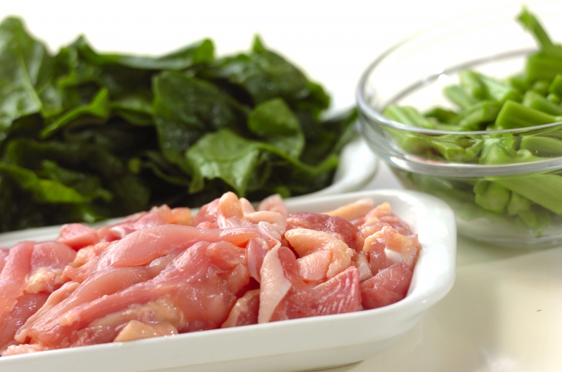 鶏肉とツルムラサキの卵炒めの下準備1