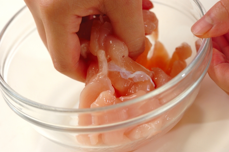 鶏ささ身とエノキのスープの下準備1