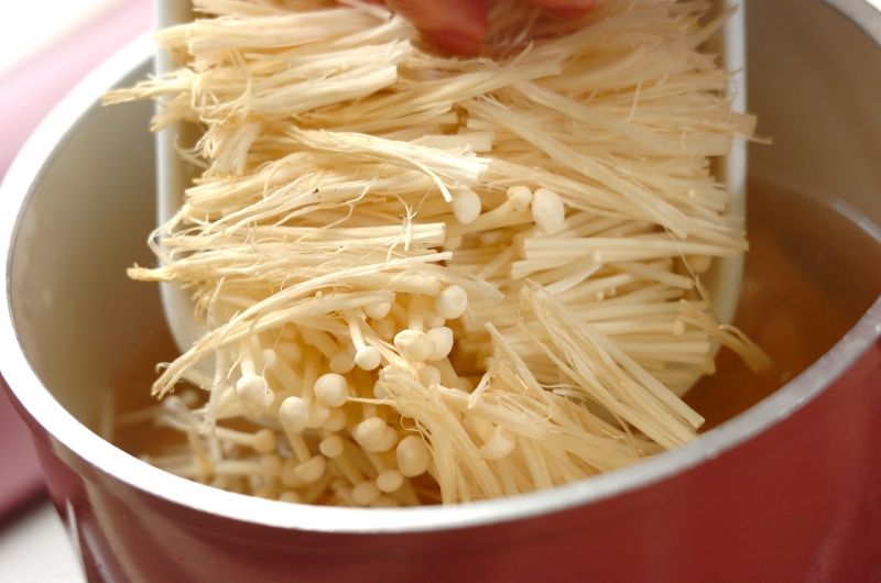 鶏ささ身とエノキのスープの作り方2