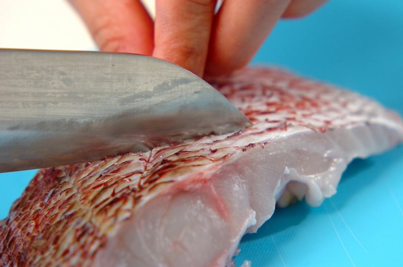 グリルで手軽に 鯛の塩焼き ふっくら上手な焼き方の下準備1