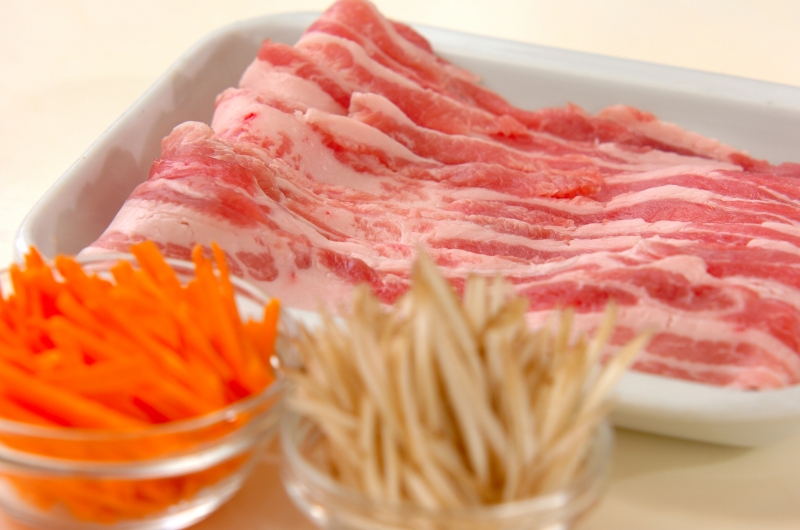 レンジで簡単！ゴボウとニンジンの肉巻きの下準備1