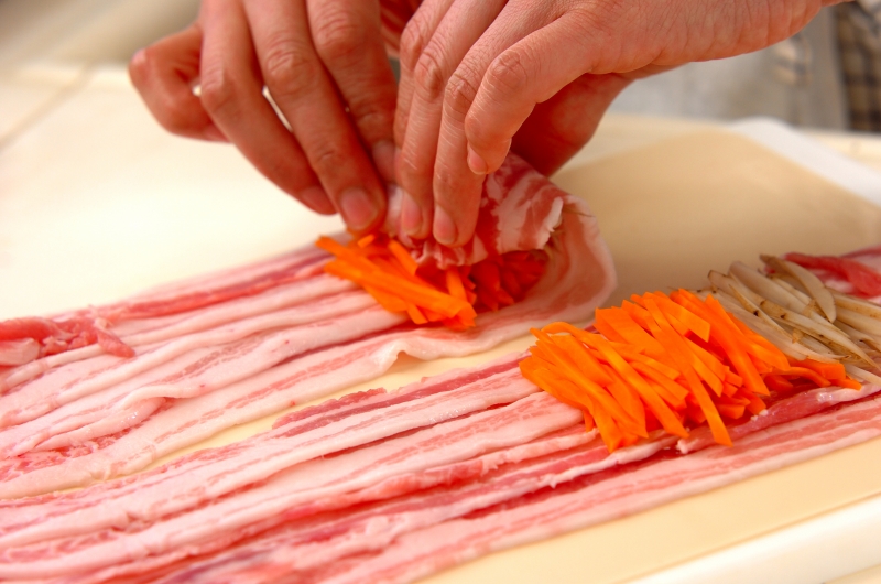 レンジで簡単！ゴボウとニンジンの肉巻きの作り方1