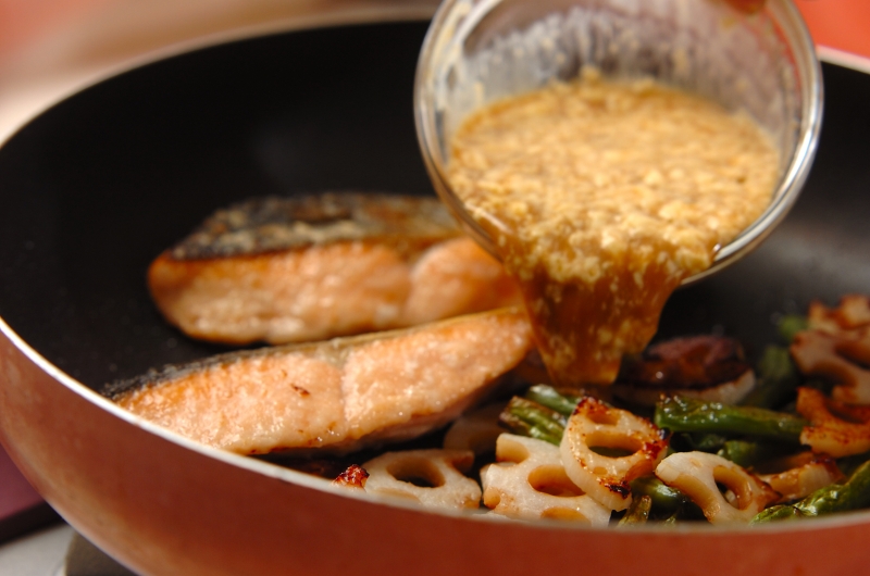 フライパンで簡単！鮭のマヨ照り焼き 柚子胡椒風味の作り方3