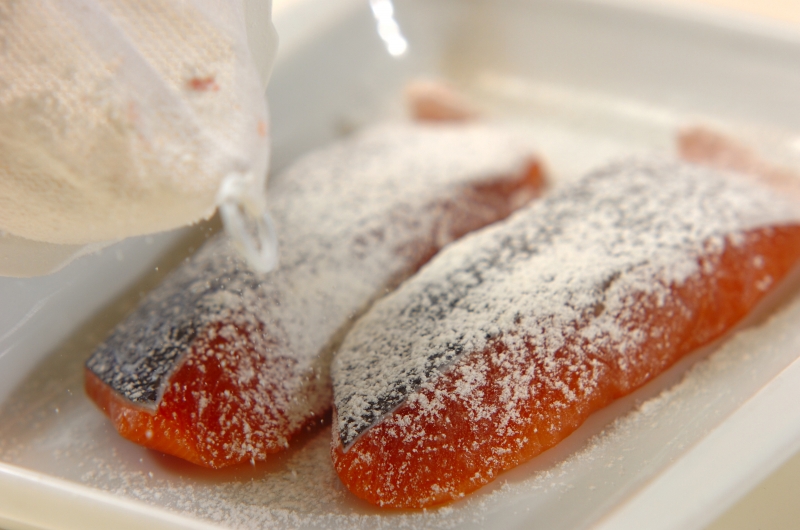 フライパンで簡単！鮭のマヨ照り焼き 柚子胡椒風味の下準備1
