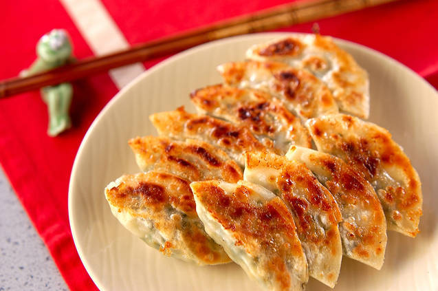 餃子を冷凍保存するときの5つのポイント 冷凍餃子のおいしい焼き方も E レシピ 料理のプロが作る簡単レシピ 1 1ページ