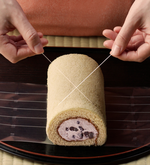 包丁を使わずに切り分けられる 糸切りシート付きロールケーキ E レシピ 料理のプロが作る簡単レシピ 1 2ページ
