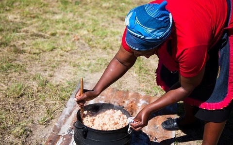 ローカルな旅を南アフリカで(5)　青空キッチンで女性たちに教わる家庭料理