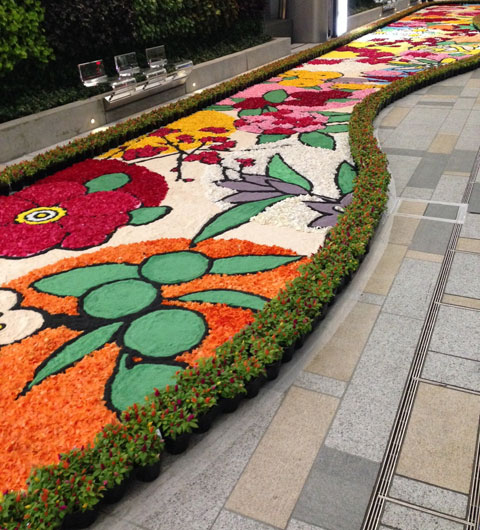 イタリアの花の芸術「インフィオラータ」が東京駅に！　花びらで作られた日本らしさを感じては