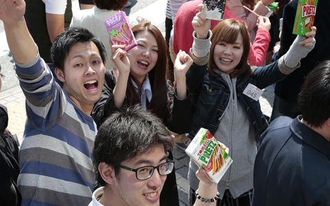 渋谷で世界記録に挑戦!?　グリコのお菓子をリレー形式で食べさせ合った252人が笑顔に
