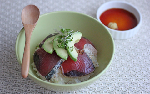 肌にも嬉しい 時短レシピ 切ってのせるだけ 初鰹とアボカドの簡単丼 E レシピ 料理のプロが作る簡単レシピ 1 2ページ