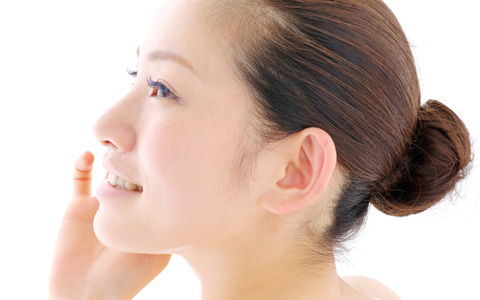 たった2滴！　専用ブラシでつける新しいリキッドファンデを、体験MOVIEで確かめて