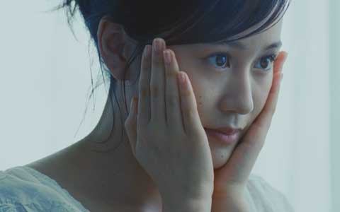 女優 前田敦子の美しい素肌を目撃!?　話題の泣けるショートムービーで確かめて