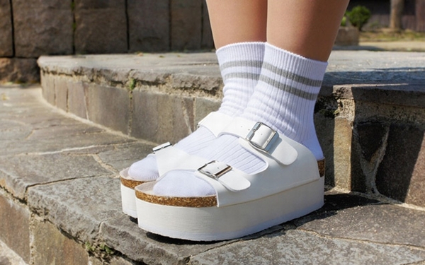 上級おしゃれテク サンダルに靴下 が超カンタンに 夏の足元コーデの鉄板パターン ウーマンエキサイト 1 2