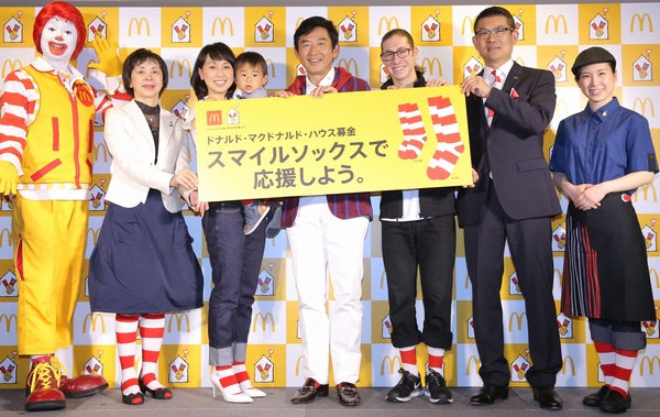 マクドナルドの「スマイルソックス・キャンペーン」発表会で、石田純一が笑顔でくつ下姿を披露