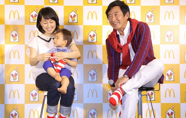 石田純一が靴下姿で伝えたい、マクドナルドの「スマイルソックスキャンペーン」