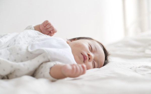 夜泣きしないようにするためには ぐっすり眠ってもらうための方法は 専門書 ママがラクになる 赤ちゃんの寝かしつけ 第1回 ウーマンエキサイト 1 2