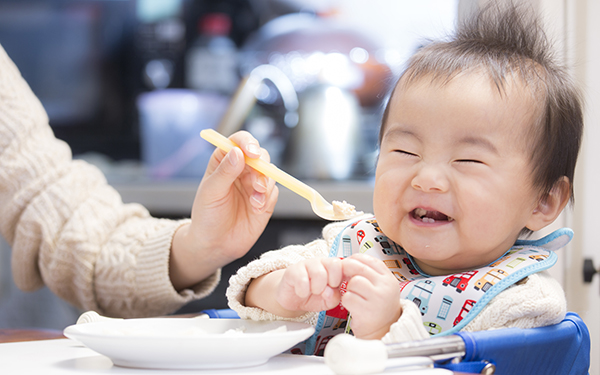 ベビーフードを使うのに抵抗あり？　離乳食期のママの複雑な想い