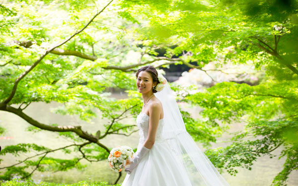 結婚式場の八芳園でウエディングドレス姿の花嫁