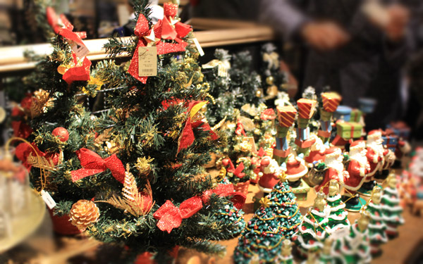 店内に飾られるクリスマスツリーやオーナメント