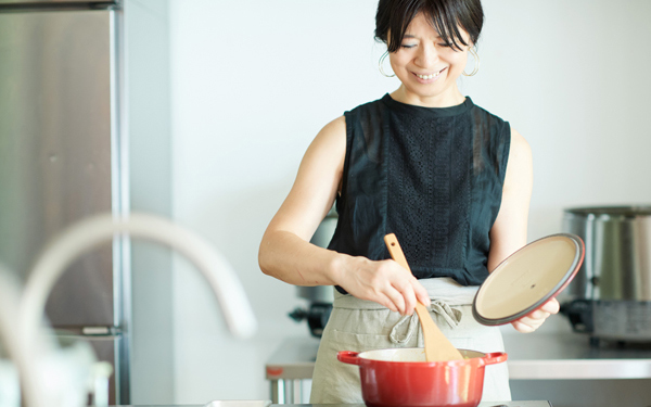 「チオベン」山本さんが伝授！　新「ル・クルーゼ」で作る  “帰宅後20分で完成・簡単やさしい晩ごはん”｜ウーマンエキサイト