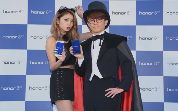 藤森慎吾とみちょぱが「honor 8」でカメラ対決！　期間限定ハロウィンイベント開催中