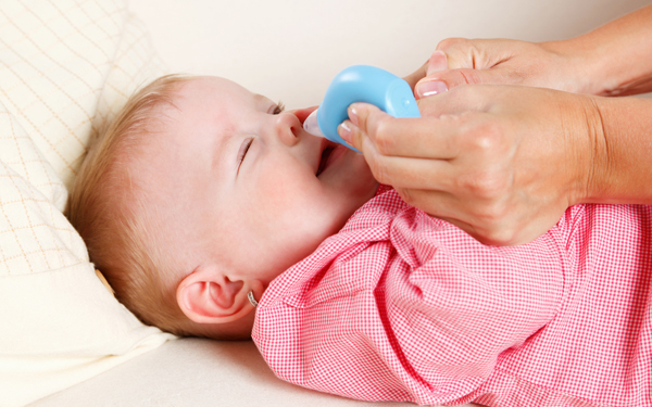 赤ちゃんの鼻水を取る方法！鼻吸い器（吸引機）の使い方やすっきり取れるコツ｜ウーマンエキサイト