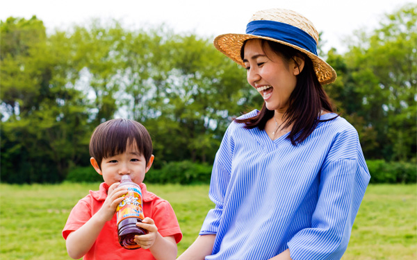 夏の暑さ対策飲料に 伊藤園 健康ミネラルむぎ茶 なら子どもにも安心 ウーマンエキサイト
