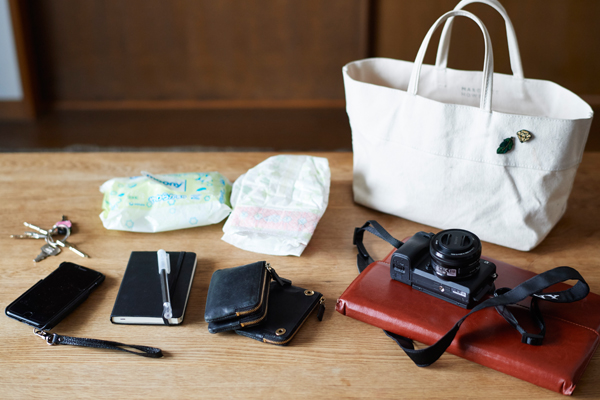 小さなバッグには、スマホ、鍵、おしりふき、おむつ２枚、手帳とペン、名刺入れ（場合によってカード、現金も）、カメラ、パソコンが