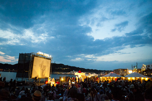 今年5月に開催された、逗子海岸映画祭の様子。©︎ cinema caravan