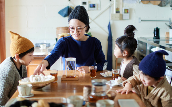 3人の子どもを育てながら「自分をご機嫌」に保つ #15 美容師・インスタグラマー　穴吹愛美さん｜ウーマンエキサイト