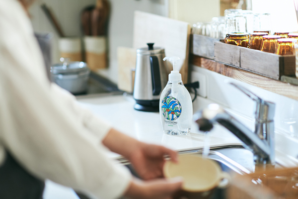 洗浄成分の濃度を16%にすることにより、手肌へのやさしさと洗浄力を実現。必要以上使わずに洗えるのもエコです。「ヤシノミ洗剤」本体（ポンプ付き　500ml／400円）、詰め替え（480ml。270円）※オープン価格