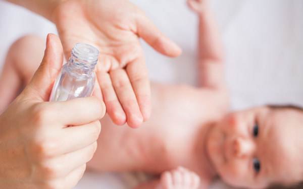 ベビーオイル 活用術と選び方 赤ちゃんと大人の基本 便利な使い方 ウーマンエキサイト 1 3