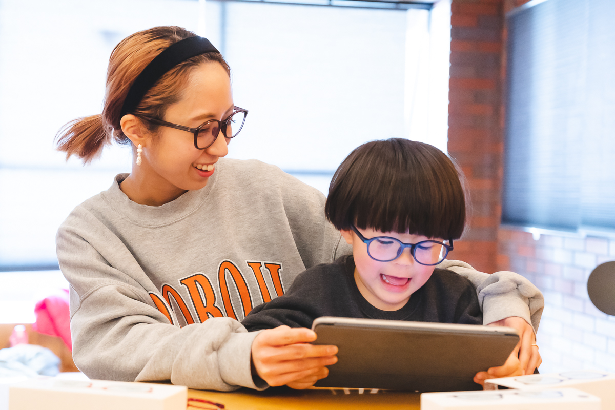 タブレット学習やスマホにゲーム…子どもとママに “ブルーライト対策” が必要な理由｜ウーマンエキサイト