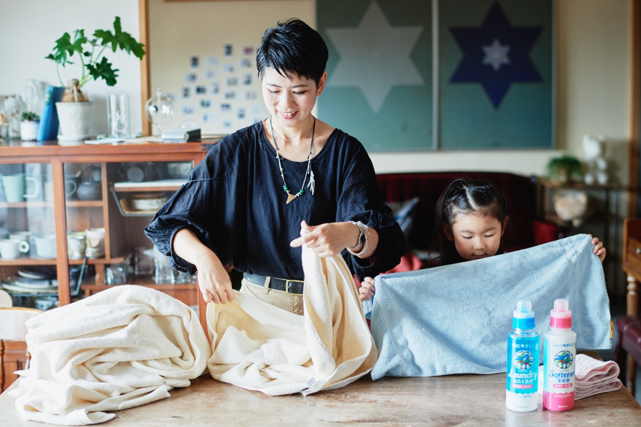 柔軟剤だけど無香料、植物性なのに高い洗浄力！ ヤシノミ洗たく洗剤が「人と地球にやさしい」理由｜ウーマンエキサイト