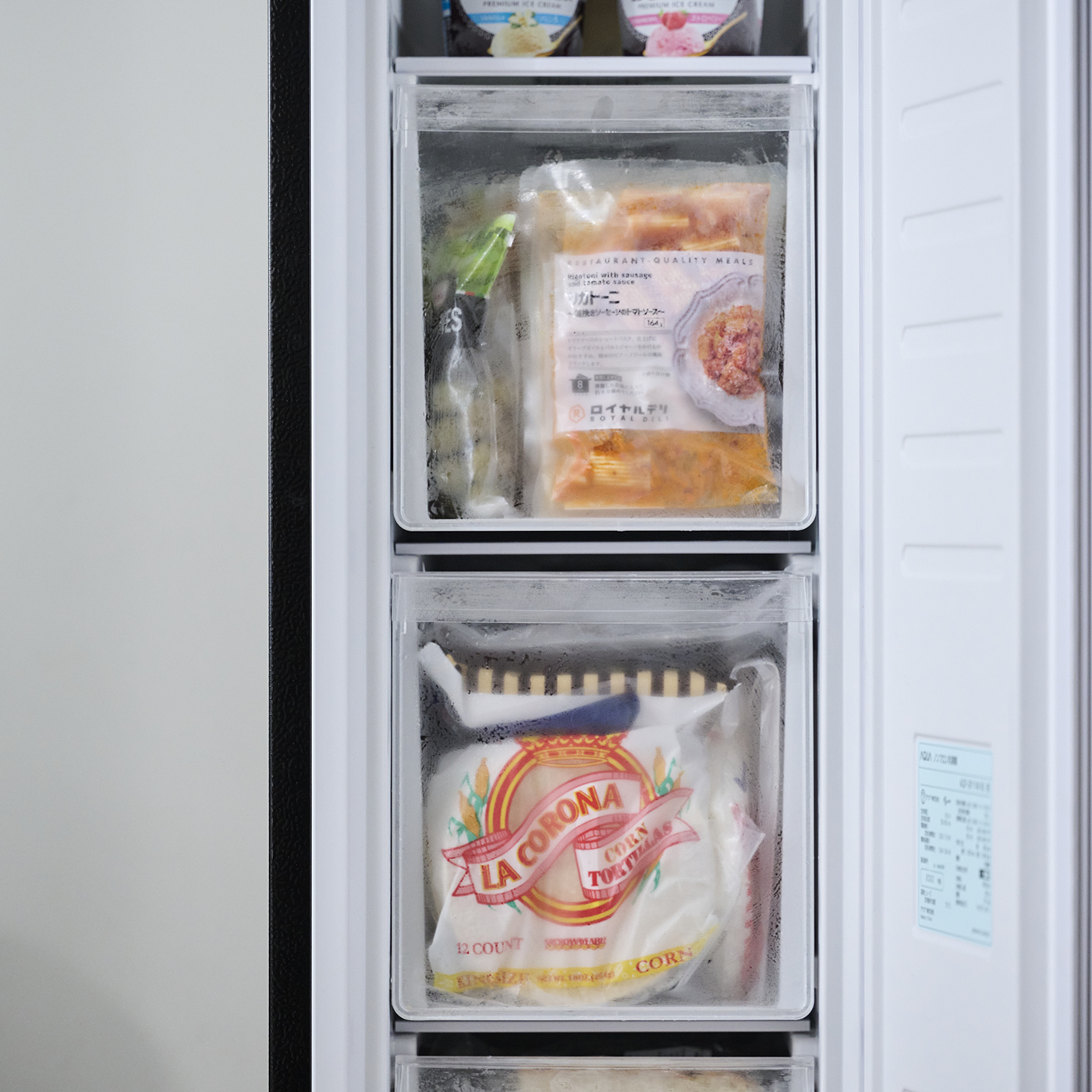 本当はもっと冷凍したい！  三姉妹ママの悩みを解決してくれたリビングにも置ける “スリムな冷凍庫” って？