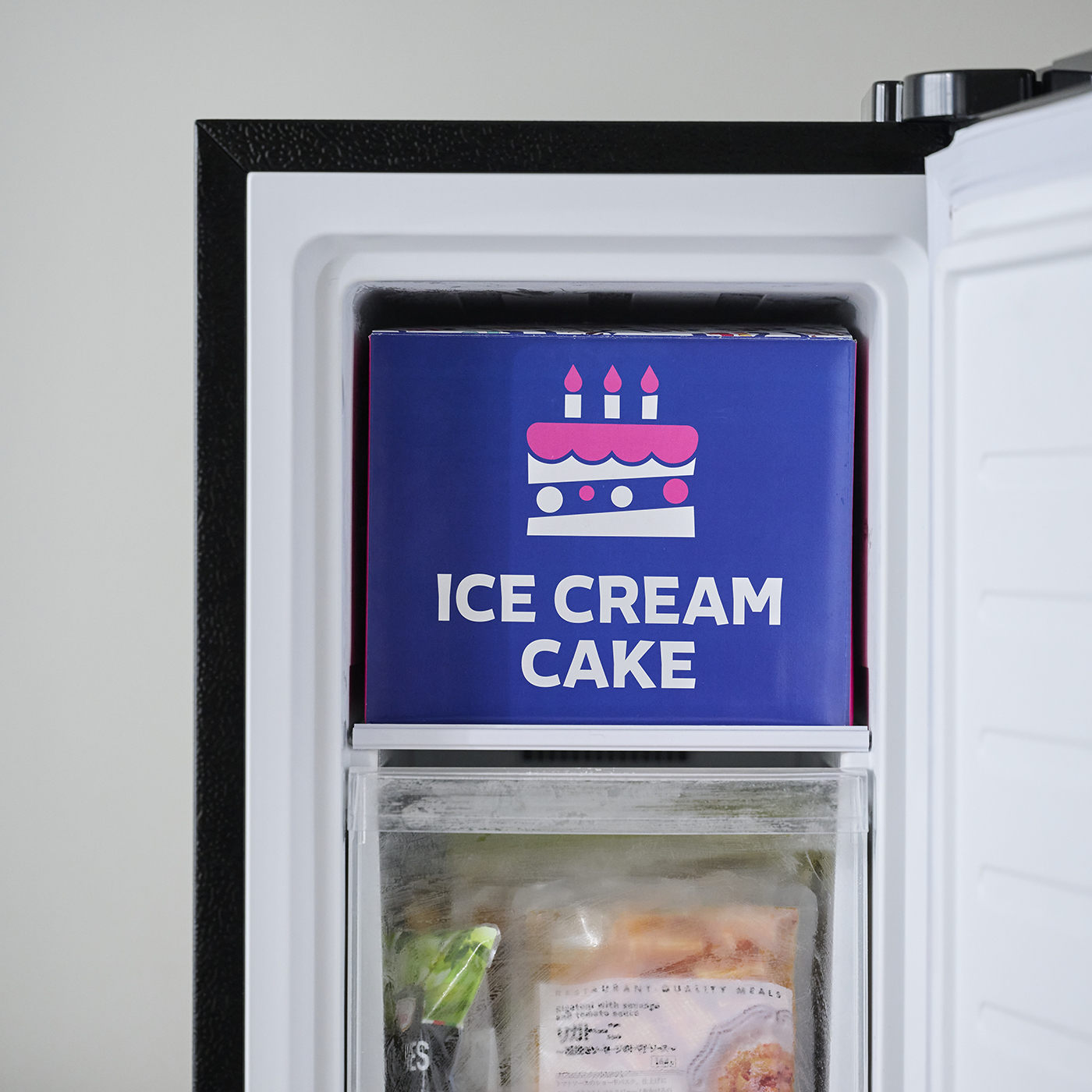 本当はもっと冷凍したい！  三姉妹ママの悩みを解決してくれたリビングにも置ける “スリムな冷凍庫” って？