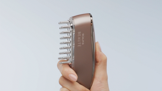 ペタンコ髪が気になりだしたら…！　「フワリー＆電気ブラシ」で始めるファーストボリュームケア【編集部の「これ、気になる！」  Vol.16】