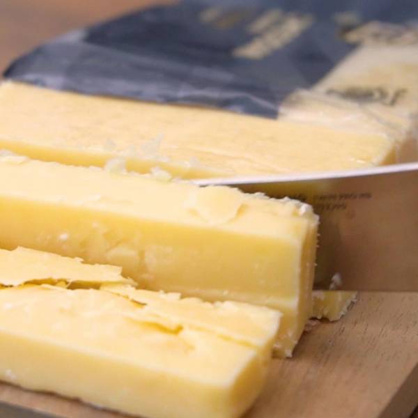 コストコのヴィンテージリザーブチェダーチーズをカットしている写真