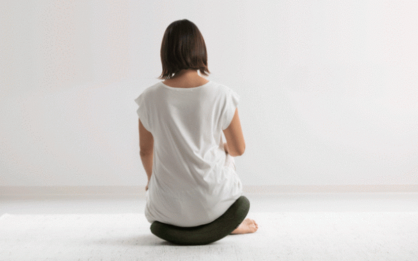 ゆらゆら揺れて 腰を快適リフレッシュ　骨盤がスイングする腰ストレッチ枕 発売