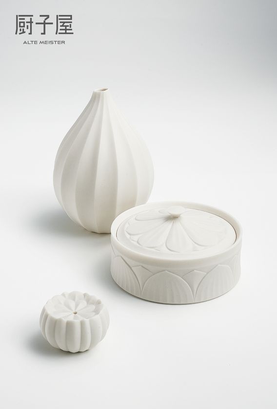 繊細で柔らかな世界を白磁で生み出す 陶芸家・若杉聖子による