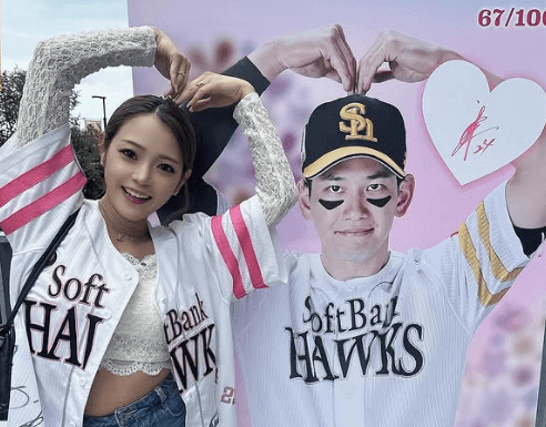 野球美女子、ピンクフルデーで魅せた”乙女ショット”を公開！ホークス