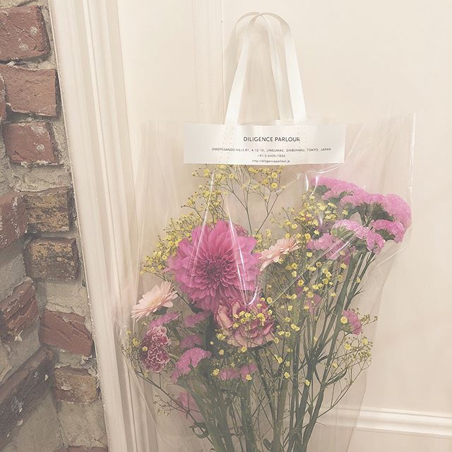 クリアバッグに入ったお花がかわいい インスタで人気のフラワーショップ ローリエプレス